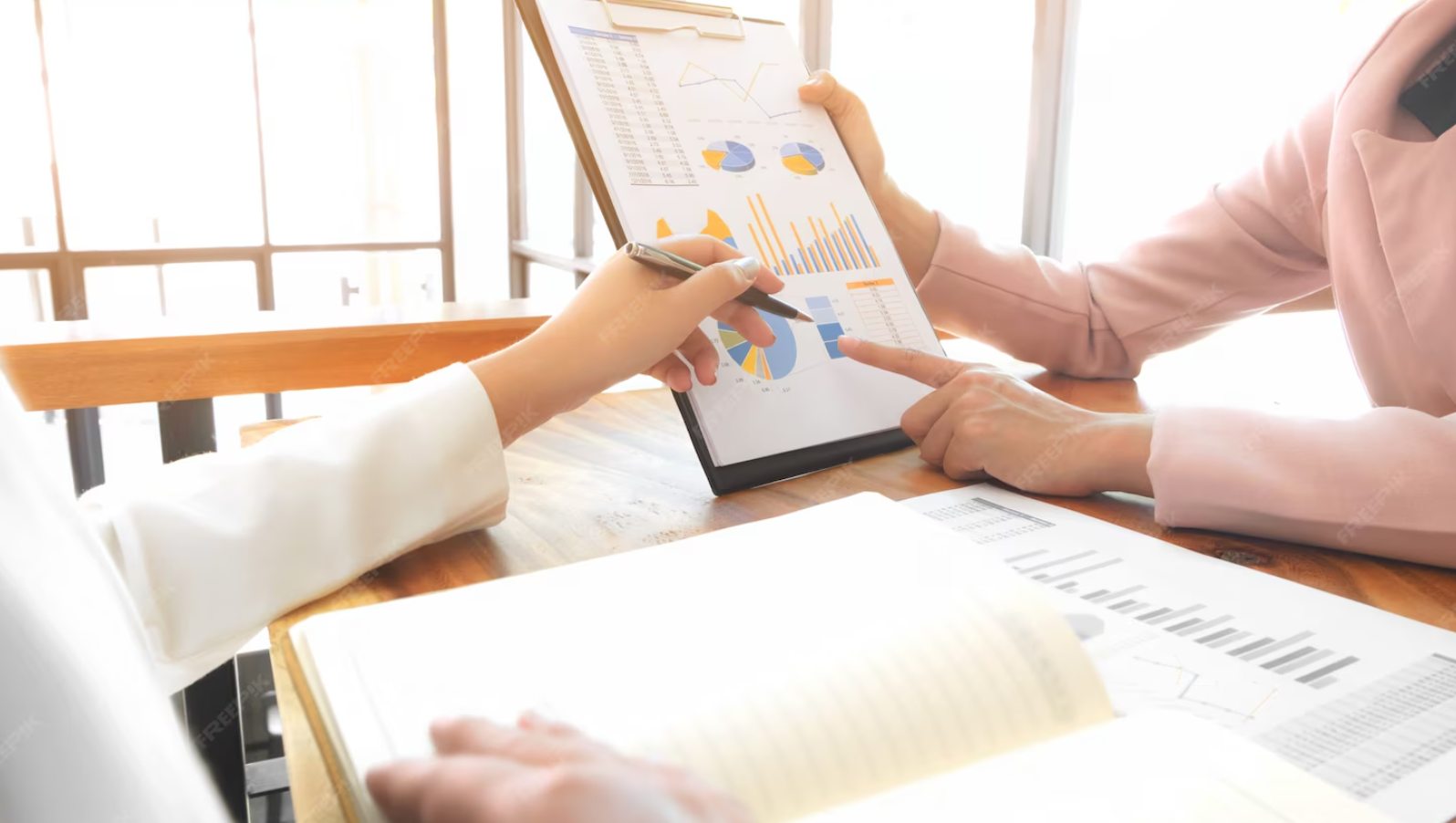 부모님과 자녀가 함께 포커스팡으로 학습하는 모습